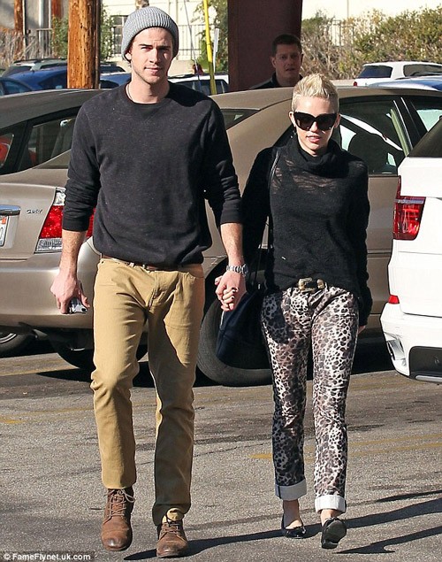 Ngôi sao Miley Cyrus đã được nam diễn viên Liam Hemsworth ngỏ lời cầu hôn hồi tháng 6/2012 sau gần 3 năm yêu nhau. Gần đây nhiều người cho rằng cặp đôi này đã bí mật kết hôn đúng dịp Giáng sinh với chiếc nhẫn kim cương 3,5 carat của hãng Neil Lane trên tay của Miley Cyrus.